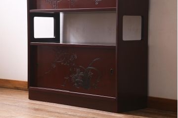 ヴィンテージ家具　工芸家具　鎌倉彫り　梅の彫刻が目を惹く漆塗りの茶棚(飾り棚、収納棚、ビンテージ)(R-039304)