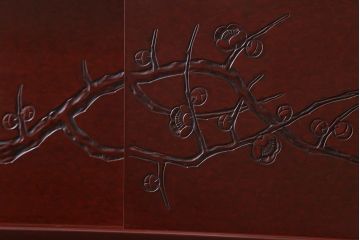 ヴィンテージ家具　工芸家具　鎌倉彫り　梅の彫刻が目を惹く漆塗りの茶棚(飾り棚、収納棚、ビンテージ)(R-039304)