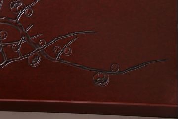 ヴィンテージ家具　工芸家具　鎌倉彫り　梅の彫刻が目を惹く漆塗りの茶棚(飾り棚、収納棚、ビンテージ)(R-039304)