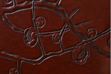 ヴィンテージ家具　工芸家具　鎌倉彫り　梅の彫刻が目を惹く漆塗りの茶棚(飾り棚、収納棚、ビンテージ)(R-039304)