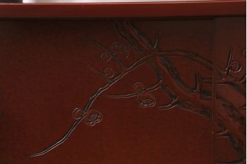 ヴィンテージ家具　工芸家具　鎌倉彫り　梅の彫刻が目を惹く漆塗りの茶棚(飾り棚、収納棚、ビンテージ)(R-039304)