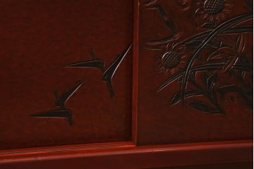 ヴィンテージ家具　工芸家具　鎌倉彫り　梅の彫刻が目を惹く漆塗りの茶棚(飾り棚、収納棚、ビンテージ)(R-039304)