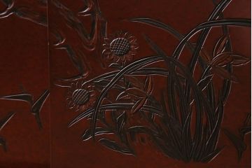 ヴィンテージ家具　工芸家具　鎌倉彫り　梅の彫刻が目を惹く漆塗りの茶棚(飾り棚、収納棚、ビンテージ)(R-039304)