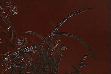 ヴィンテージ家具　工芸家具　鎌倉彫り　梅の彫刻が目を惹く漆塗りの茶棚(飾り棚、収納棚、ビンテージ)(R-039304)