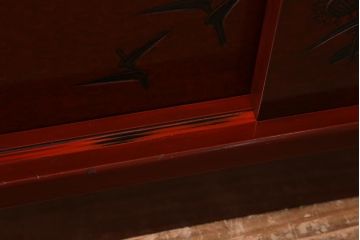 ヴィンテージ家具　工芸家具　鎌倉彫り　梅の彫刻が目を惹く漆塗りの茶棚(飾り棚、収納棚、ビンテージ)(R-039304)