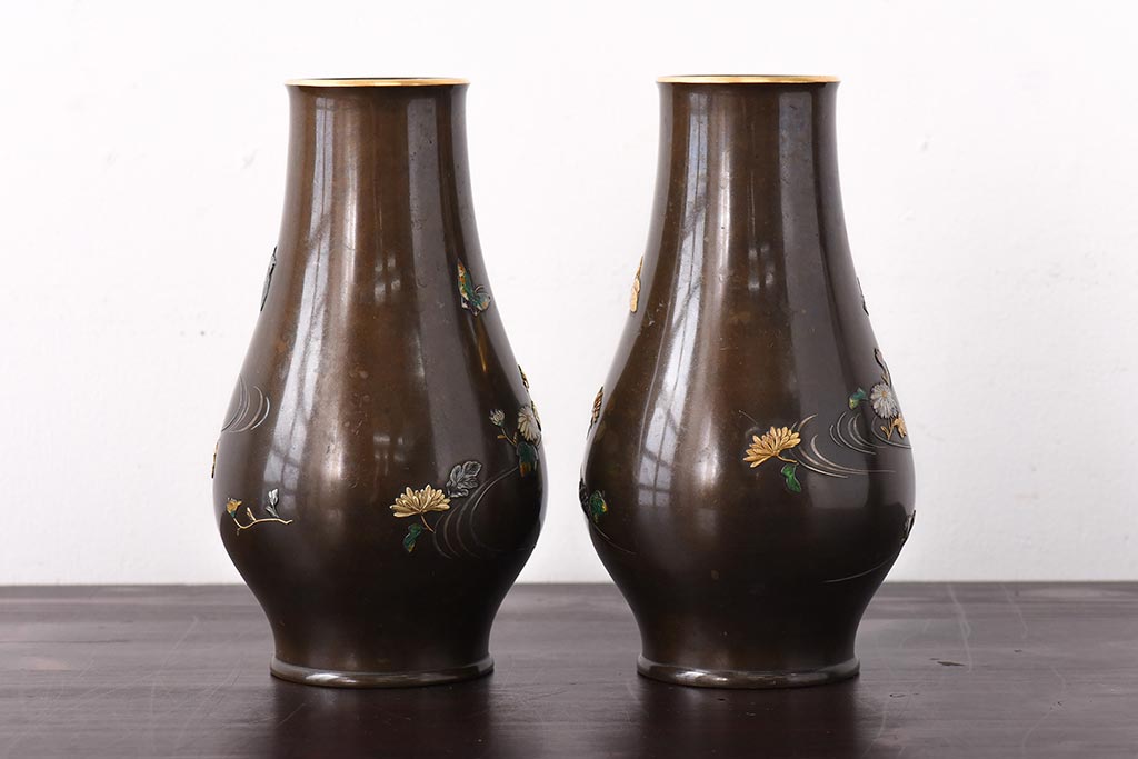 アンティーク雑貨　骨董　黄銅丸形金銀高彫七宝菊水花瓶(花器、金工)(R-039306)