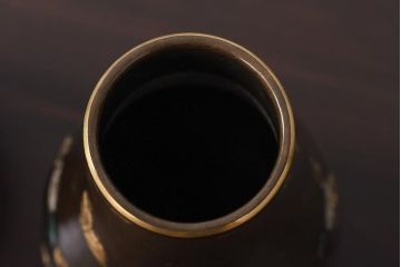 アンティーク雑貨　骨董　黄銅丸形金銀高彫七宝菊水花瓶(花器、金工)(R-039306)