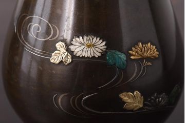 アンティーク雑貨　骨董　黄銅丸形金銀高彫七宝菊水花瓶(花器、金工)(R-039306)