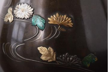 アンティーク雑貨　骨董　黄銅丸形金銀高彫七宝菊水花瓶(花器、金工)(R-039306)