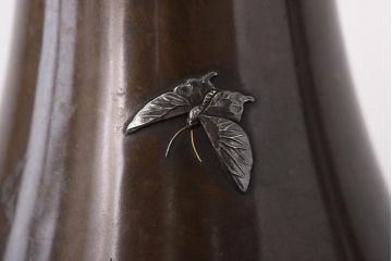 アンティーク雑貨　骨董　黄銅丸形金銀高彫七宝菊水花瓶(花器、金工)(R-039306)