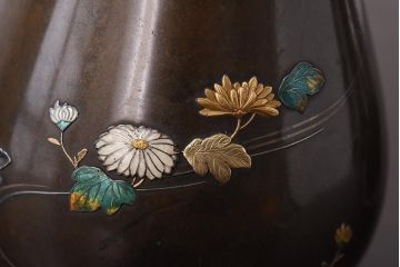 アンティーク雑貨　骨董　黄銅丸形金銀高彫七宝菊水花瓶(花器、金工)(R-039306)