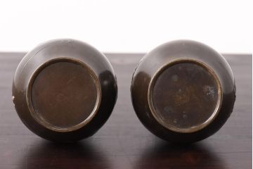 アンティーク雑貨　骨董　黄銅丸形金銀高彫七宝菊水花瓶(花器、金工)(R-039306)