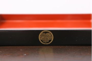 アンティーク雑貨　伝統工芸　輪島塗　漆塗り　共箱　蔦紋重箱・台付き(お重、重台、漆器)(R-039307)