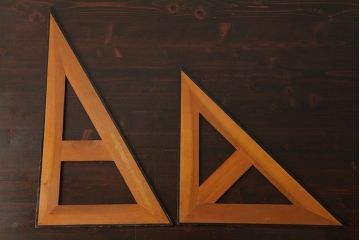アンティーク雑貨　昭和レトロ　レア　大きなサイズの木製三角定規2点セット(ディスプレイ雑貨)(R-039312)
