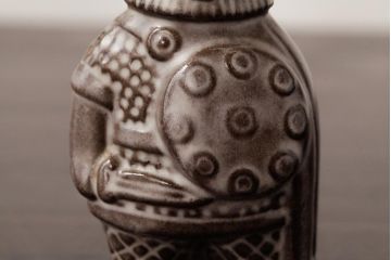 ヴィンテージ雑貨　北欧ビンテージ　Upsala Ekeby(ウプサラ・エクビー)社　Taisto Kaasinenデザイン　Viking　フィギア(置き物、ディスプレイ雑貨)(R-039316)