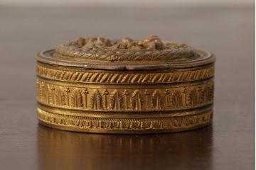 アンティーク雑貨　フランス　可愛らしい子供の意匠が目を惹くゴールドの小物入れ(ピルケース)(R-039317)