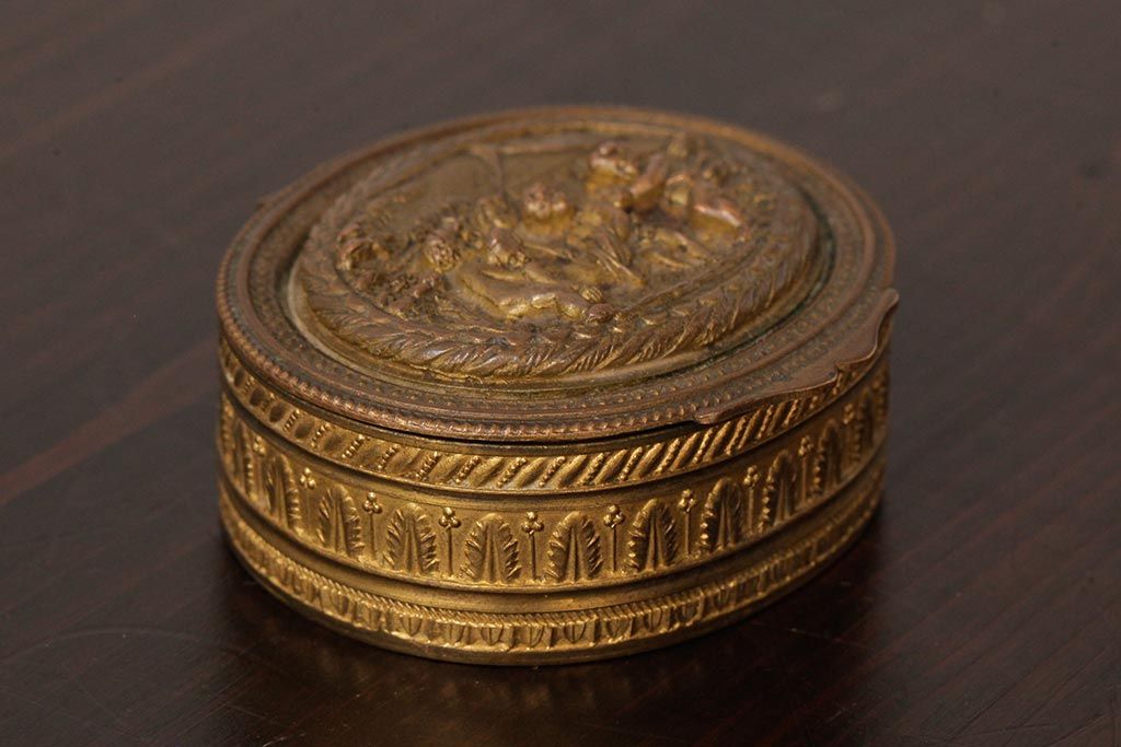 アンティーク雑貨　フランス　可愛らしい子供の意匠が目を惹くゴールドの小物入れ(ピルケース)(R-039317)