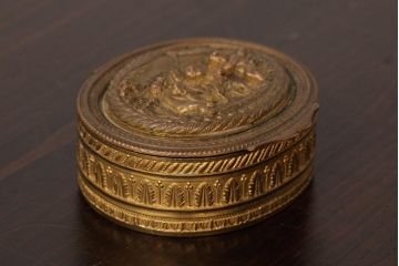 アンティーク雑貨　フランス　可愛らしい子供の意匠が目を惹くゴールドの小物入れ(ピルケース)(R-039317)