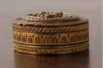 アンティーク雑貨　フランス　可愛らしい子供の意匠が目を惹くゴールドの小物入れ(ピルケース)(R-039317)