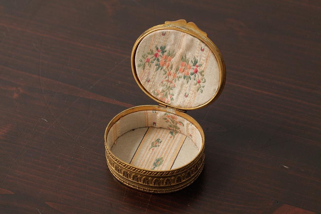 アンティーク雑貨　フランス　可愛らしい子供の意匠が目を惹くゴールドの小物入れ(ピルケース)(R-039317)