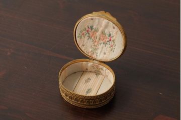 アンティーク雑貨　フランス　可愛らしい子供の意匠が目を惹くゴールドの小物入れ(ピルケース)(R-039317)