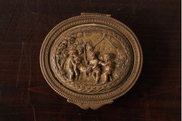 アンティーク雑貨　フランス　可愛らしい子供の意匠が目を惹くゴールドの小物入れ(ピルケース)(R-039317)