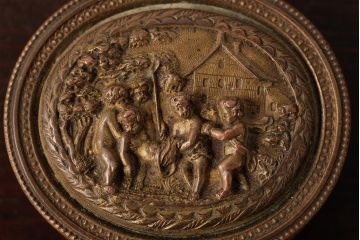 アンティーク雑貨　フランス　可愛らしい子供の意匠が目を惹くゴールドの小物入れ(ピルケース)(R-039317)