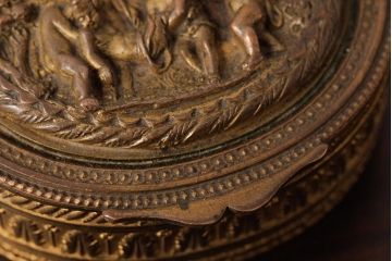 アンティーク雑貨　フランス　可愛らしい子供の意匠が目を惹くゴールドの小物入れ(ピルケース)(R-039317)