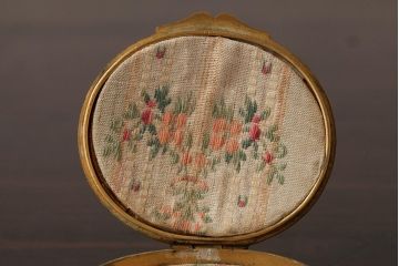 アンティーク雑貨　フランス　可愛らしい子供の意匠が目を惹くゴールドの小物入れ(ピルケース)(R-039317)