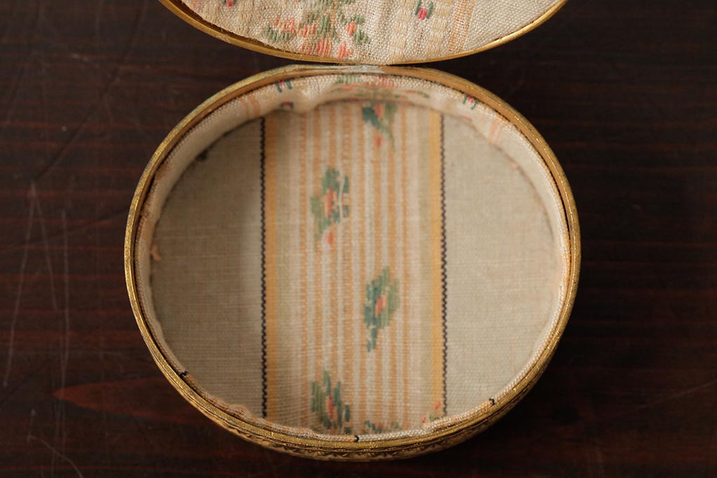 アンティーク雑貨　フランス　可愛らしい子供の意匠が目を惹くゴールドの小物入れ(ピルケース)(R-039317)