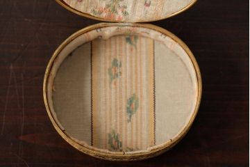 アンティーク雑貨　フランス　可愛らしい子供の意匠が目を惹くゴールドの小物入れ(ピルケース)(R-039317)