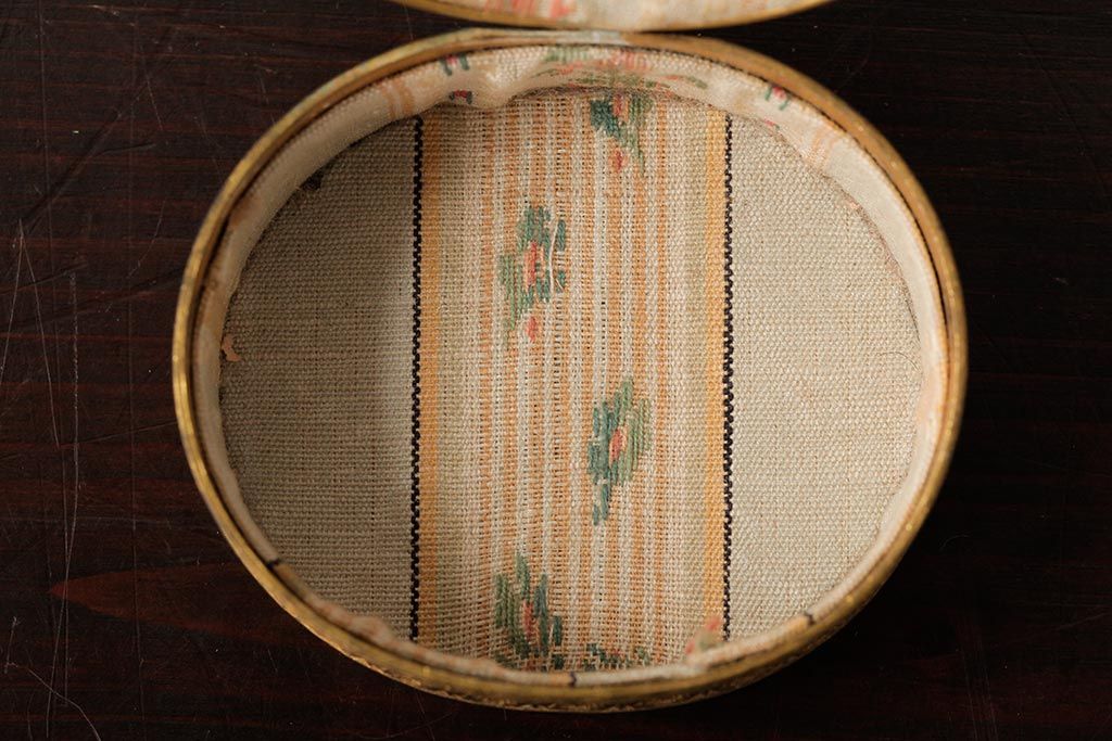 アンティーク雑貨　フランス　可愛らしい子供の意匠が目を惹くゴールドの小物入れ(ピルケース)(R-039317)