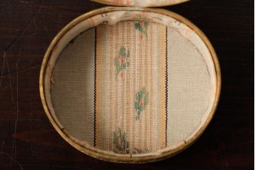 アンティーク雑貨　フランス　可愛らしい子供の意匠が目を惹くゴールドの小物入れ(ピルケース)(R-039317)