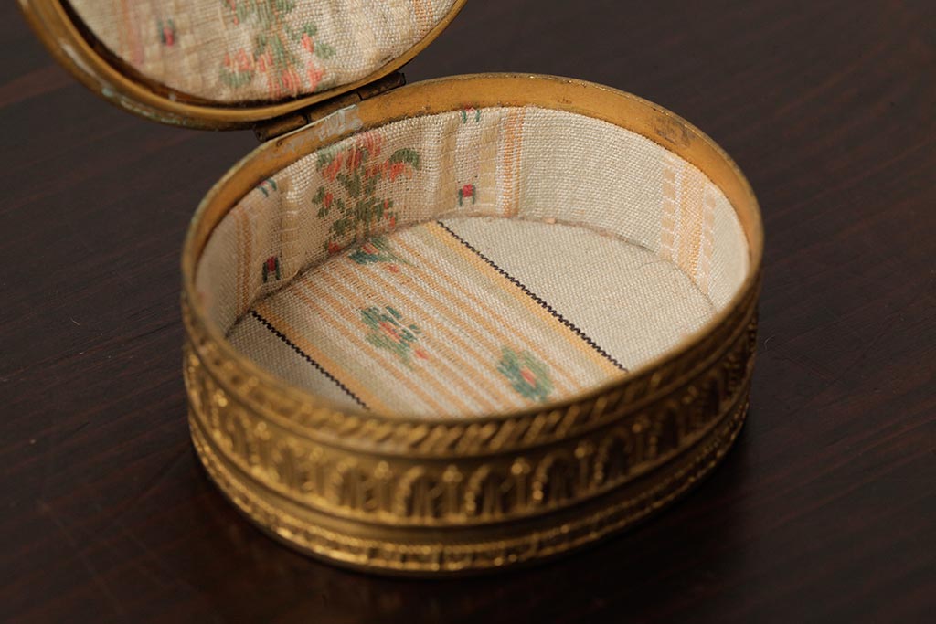 アンティーク雑貨　フランス　可愛らしい子供の意匠が目を惹くゴールドの小物入れ(ピルケース)(R-039317)