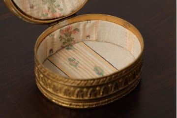 アンティーク雑貨　フランス　可愛らしい子供の意匠が目を惹くゴールドの小物入れ(ピルケース)(R-039317)