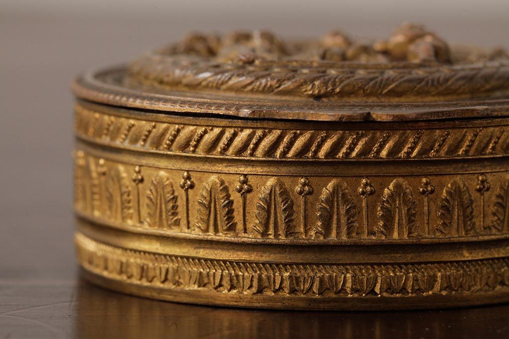 アンティーク雑貨　フランス　可愛らしい子供の意匠が目を惹くゴールドの小物入れ(ピルケース)(R-039317)