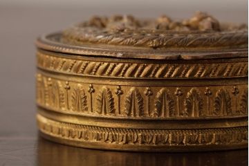 アンティーク雑貨　フランス　可愛らしい子供の意匠が目を惹くゴールドの小物入れ(ピルケース)(R-039317)