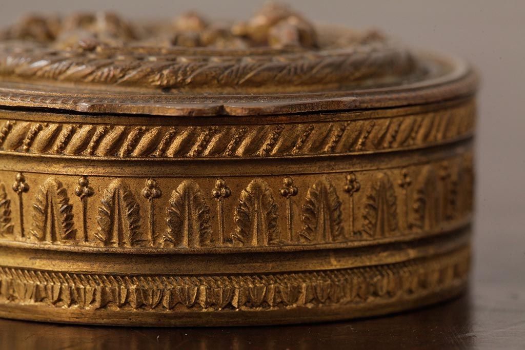 アンティーク雑貨　フランス　可愛らしい子供の意匠が目を惹くゴールドの小物入れ(ピルケース)(R-039317)