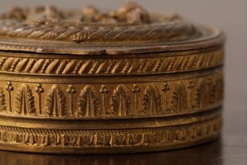 アンティーク雑貨　フランス　可愛らしい子供の意匠が目を惹くゴールドの小物入れ(ピルケース)(R-039317)