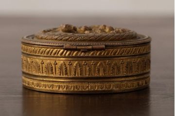 アンティーク雑貨　フランス　可愛らしい子供の意匠が目を惹くゴールドの小物入れ(ピルケース)(R-039317)