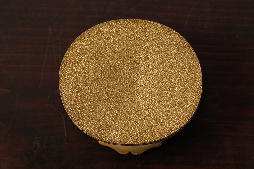 アンティーク雑貨　フランス　可愛らしい子供の意匠が目を惹くゴールドの小物入れ(ピルケース)(R-039317)