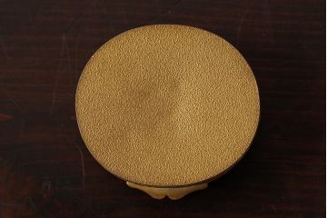 アンティーク雑貨　フランス　可愛らしい子供の意匠が目を惹くゴールドの小物入れ(ピルケース)(R-039317)