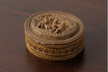 アンティーク雑貨　フランス　可愛らしい子供の意匠が目を惹くゴールドの小物入れ(ピルケース)(R-039317)