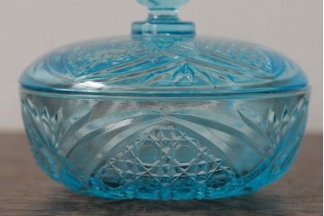 アンティーク雑貨　昭和初期　爽やかな水色が素敵なプレスガラスのキャンディーポット(蓋付き器、小物入れ)(R-039320)
