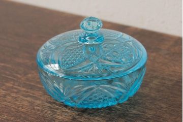 アンティーク雑貨　昭和初期　爽やかな水色が素敵なプレスガラスのキャンディーポット(蓋付き器、小物入れ)(R-039320)