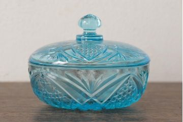 アンティーク雑貨　昭和初期　爽やかな水色が素敵なプレスガラスのキャンディーポット(蓋付き器、小物入れ)(R-039320)