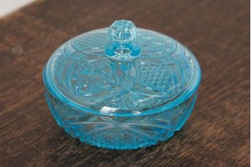 アンティーク雑貨　昭和初期　爽やかな水色が素敵なプレスガラスのキャンディーポット(蓋付き器、小物入れ)(R-039320)