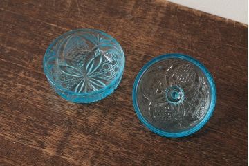 アンティーク雑貨　昭和初期　爽やかな水色が素敵なプレスガラスのキャンディーポット(蓋付き器、小物入れ)(R-039320)