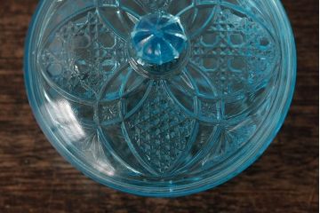 アンティーク雑貨　昭和初期　爽やかな水色が素敵なプレスガラスのキャンディーポット(蓋付き器、小物入れ)(R-039320)