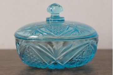 アンティーク雑貨　昭和初期　爽やかな水色が素敵なプレスガラスのキャンディーポット(蓋付き器、小物入れ)(R-039320)
